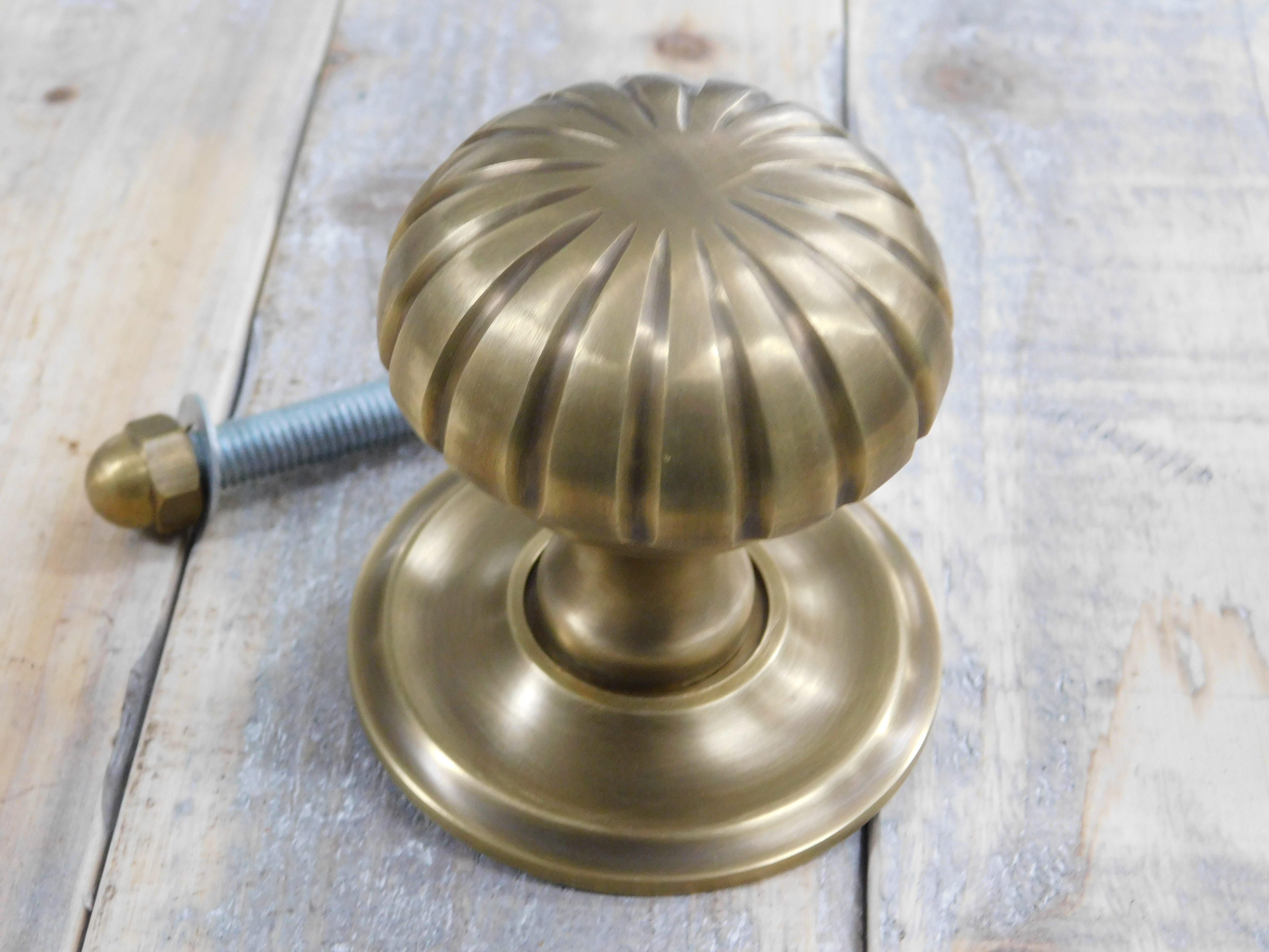 pil Correct Manhattan Deurknop met rozet messing 70mm, deurknop voor de voordeur, Massief en... -  HANDGEMAAKT.EU
