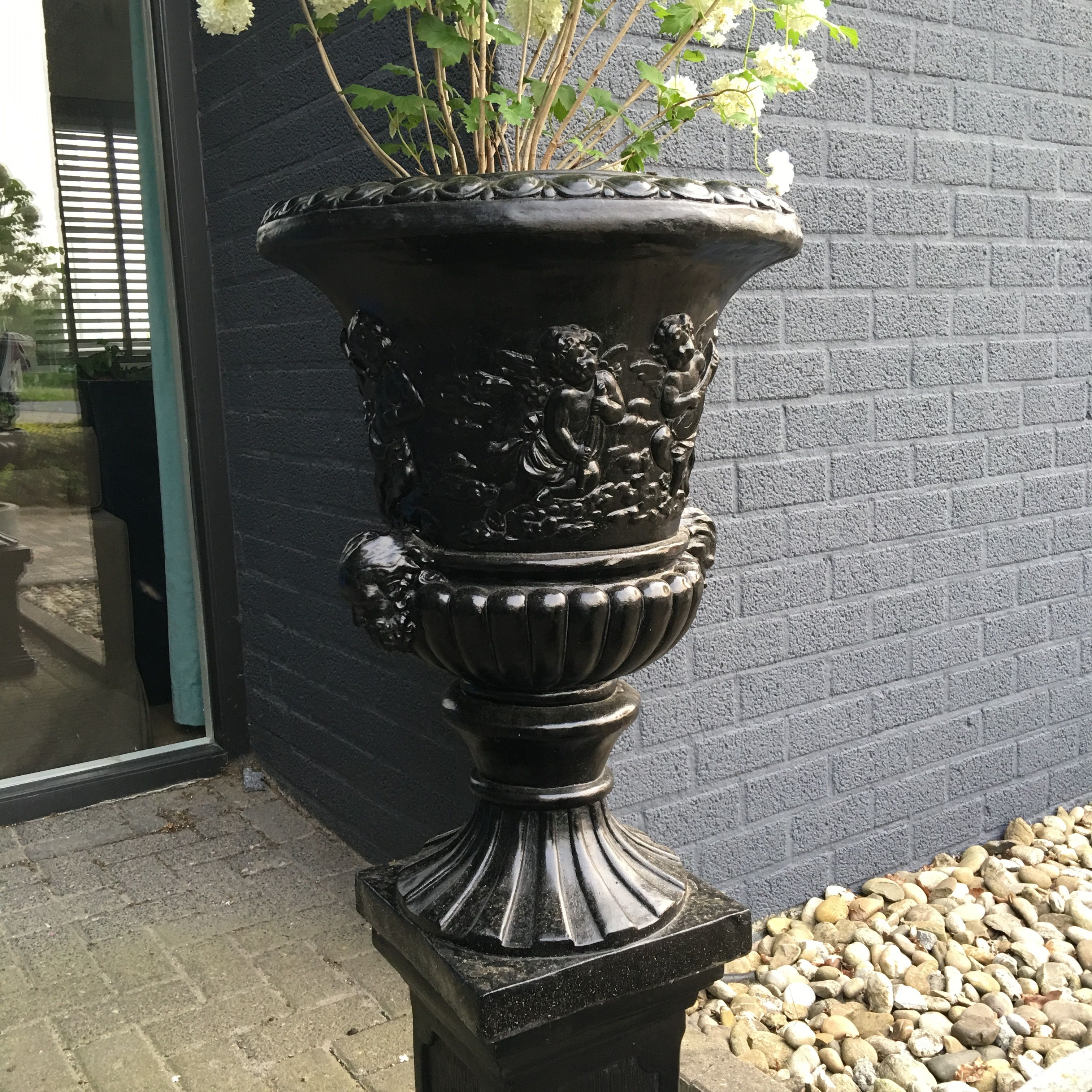 Franje wang Vaag Prachtige bloempot-vaas uit vol steen + sokkel, zwart - HANDGEMAAKT.EU