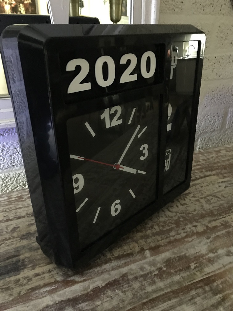 Een ByBoo klok met jaar, datum en tijd, kan staan, maar kan aan de... - HANDGEMAAKT.EU