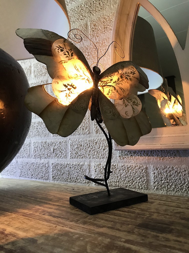 Een metalen lamp in vorm van een vlinder, mooi! HANDGEMAAKT.EU