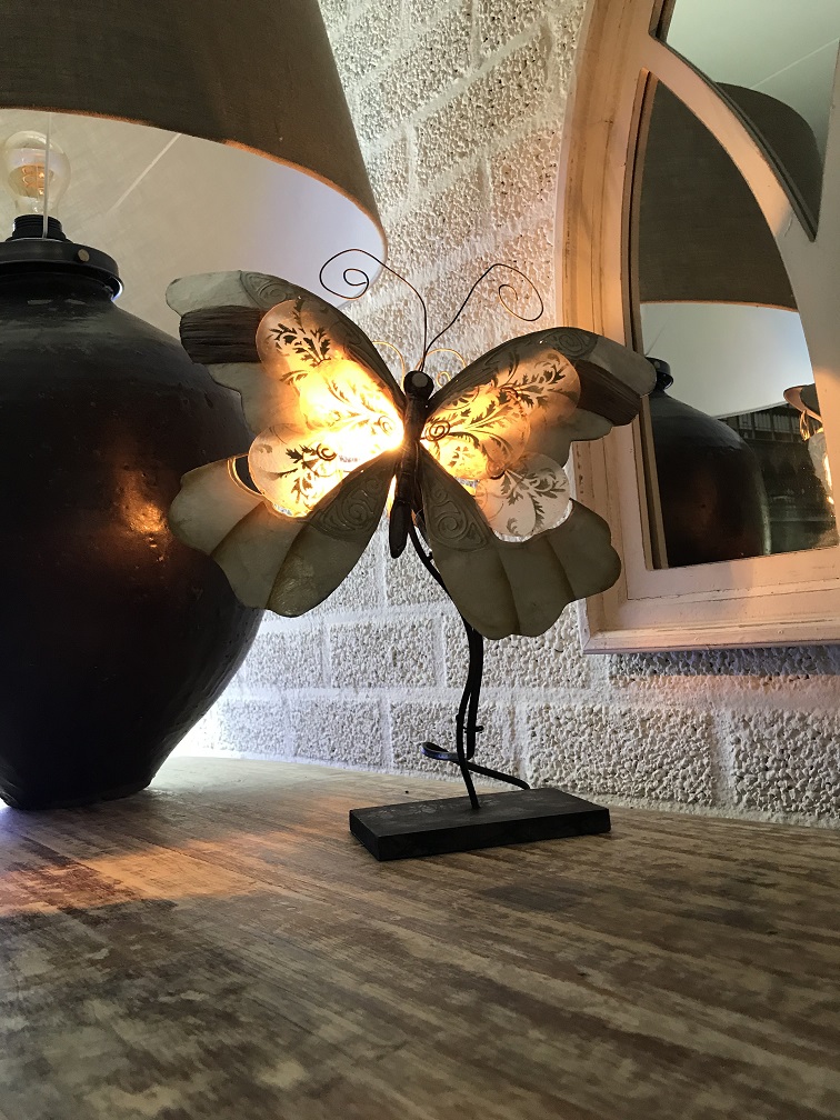 Een metalen lamp in vorm van een vlinder, mooi! HANDGEMAAKT.EU