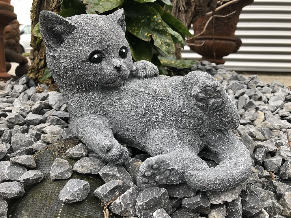 motief Legacy martelen Beeld van een spelende kat / poes, gemaakt van steen, heel leuk! -  HANDGEMAAKT.EU