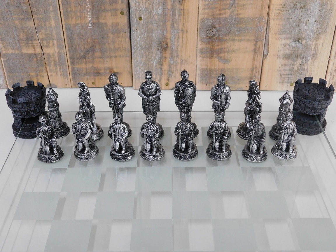 Een schaakspel in stijl, schaakbord is gemaakt... - HANDGEMAAKT.EU