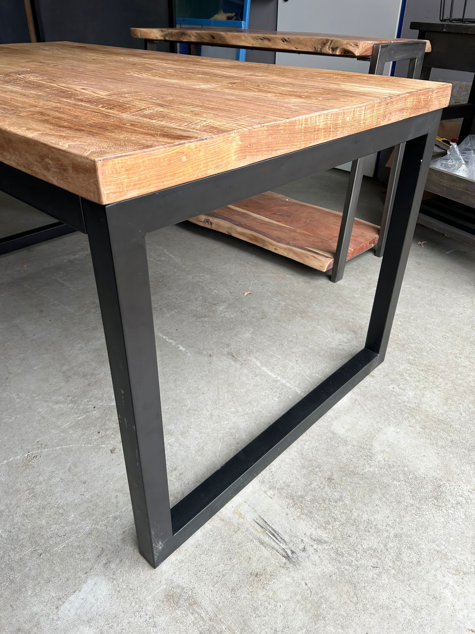 Schatting geweten Dwang Industriële tafel - hout - zwart metalen frame - 160 x 90 cm -  HANDGEMAAKT.EU