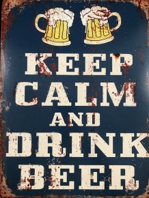 Schild mit der Aufschrift: ''KEEP CALM AND DRINK BEER'', schönes Schild!