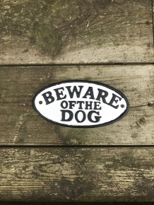 Ein gusseisernes Schild mit der Aufschrift: ''BEWARE OF THE DOG'', schöne fette Buchstaben!