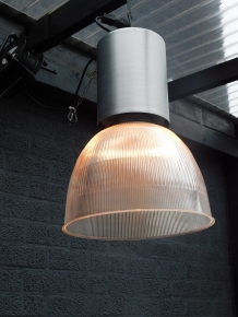 Fraaie grote  metalen antieke industriële  hanglamp met fraaie lichtkap.