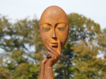 Statue ''die Maske'' - Gusseisen - rostfarben