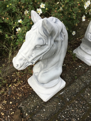 Sculptuur van paardekop, gemaakt van steen, wit, tuindecoratie